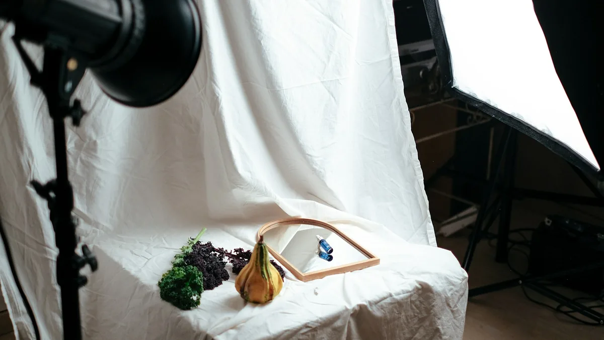 Stüdyoda beyaz bir örtü üzerinde sebzeler, yanında yumuşak ışık veren bir softbox