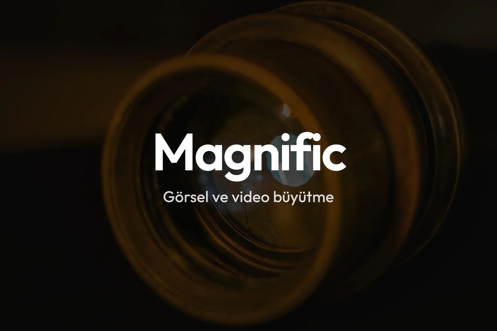 Eski bir objektifin yakın çekimi üzerinde Magnific yazısı