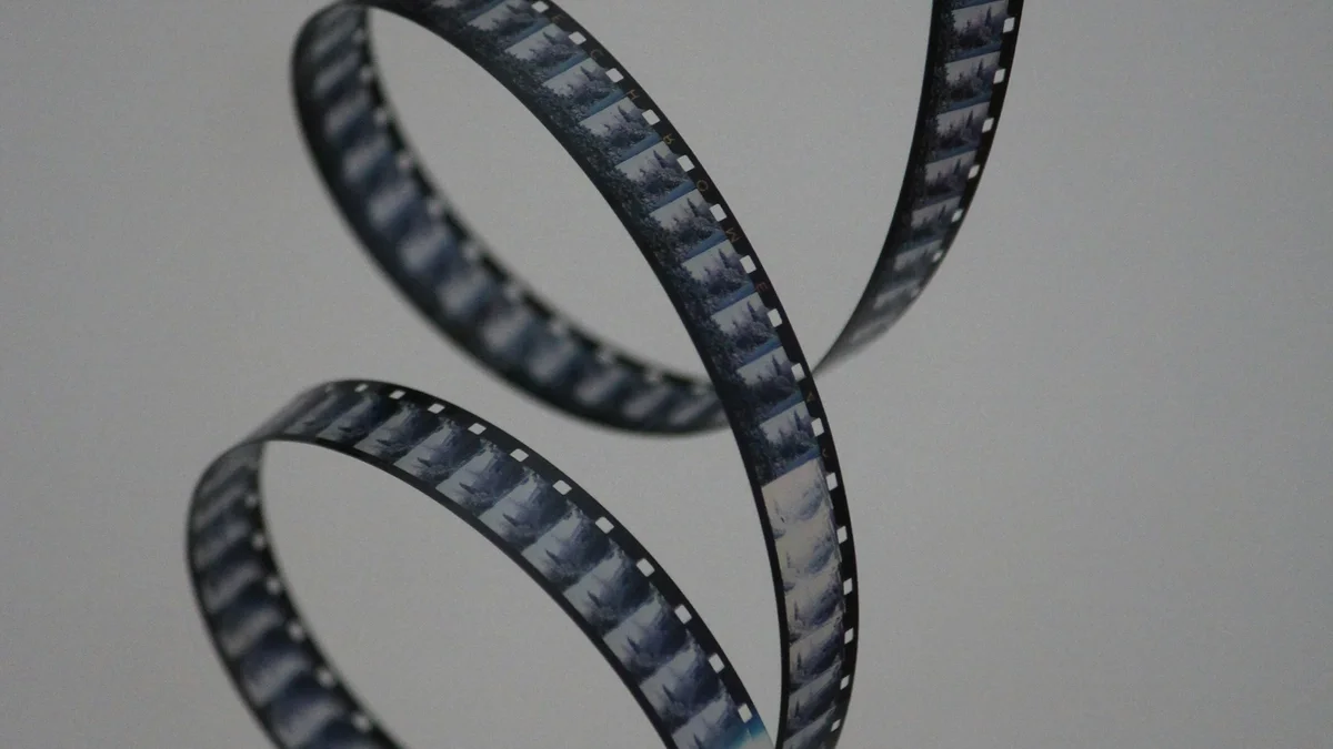 Havada sarmal çizen, kareleri seçilebilen bir film şeridi