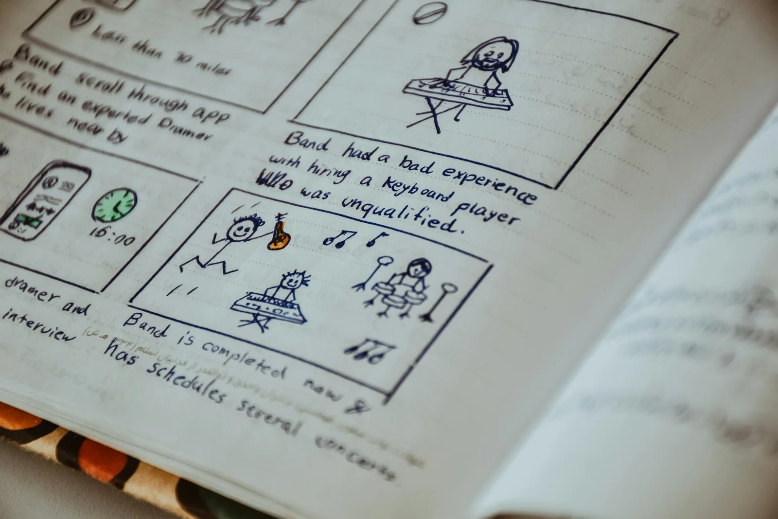 Açık bir defterde tükenmez kalemle çizilmiş, çöp adamlı storyboard kareleri ve yanlarında el yazısı notlar