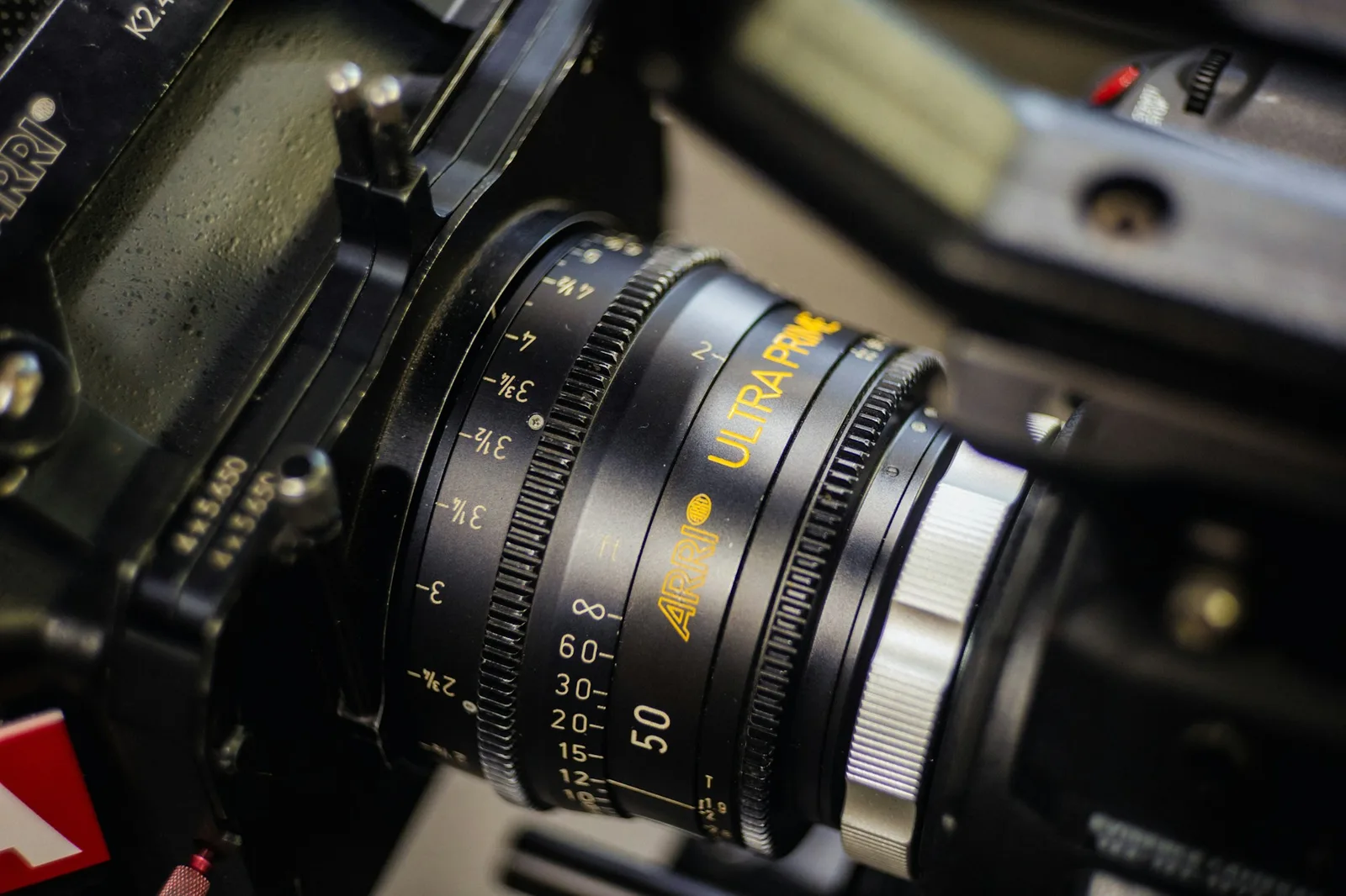 Bir sinema kamerasına takılı, odak ve diyafram halkaları görünen 50 mm prime objektifin yakın çekimi