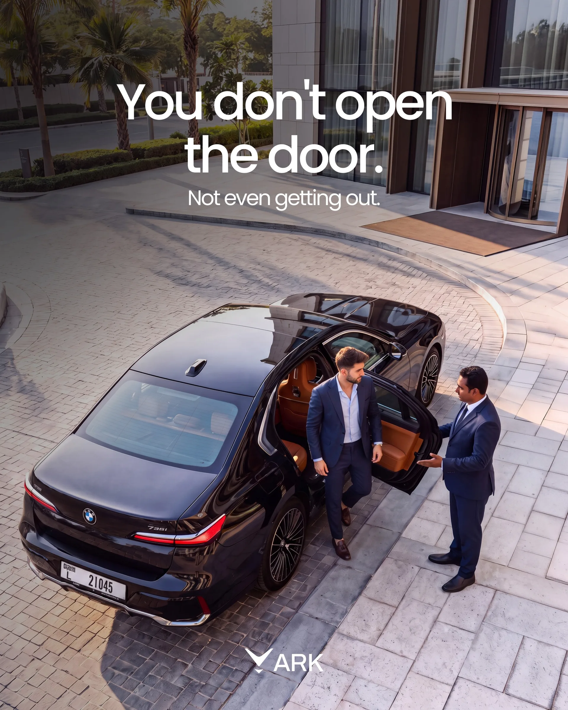ARK gönderisi: “You don't open the door.”, şoför siyah sedanın kapısını tutuyor