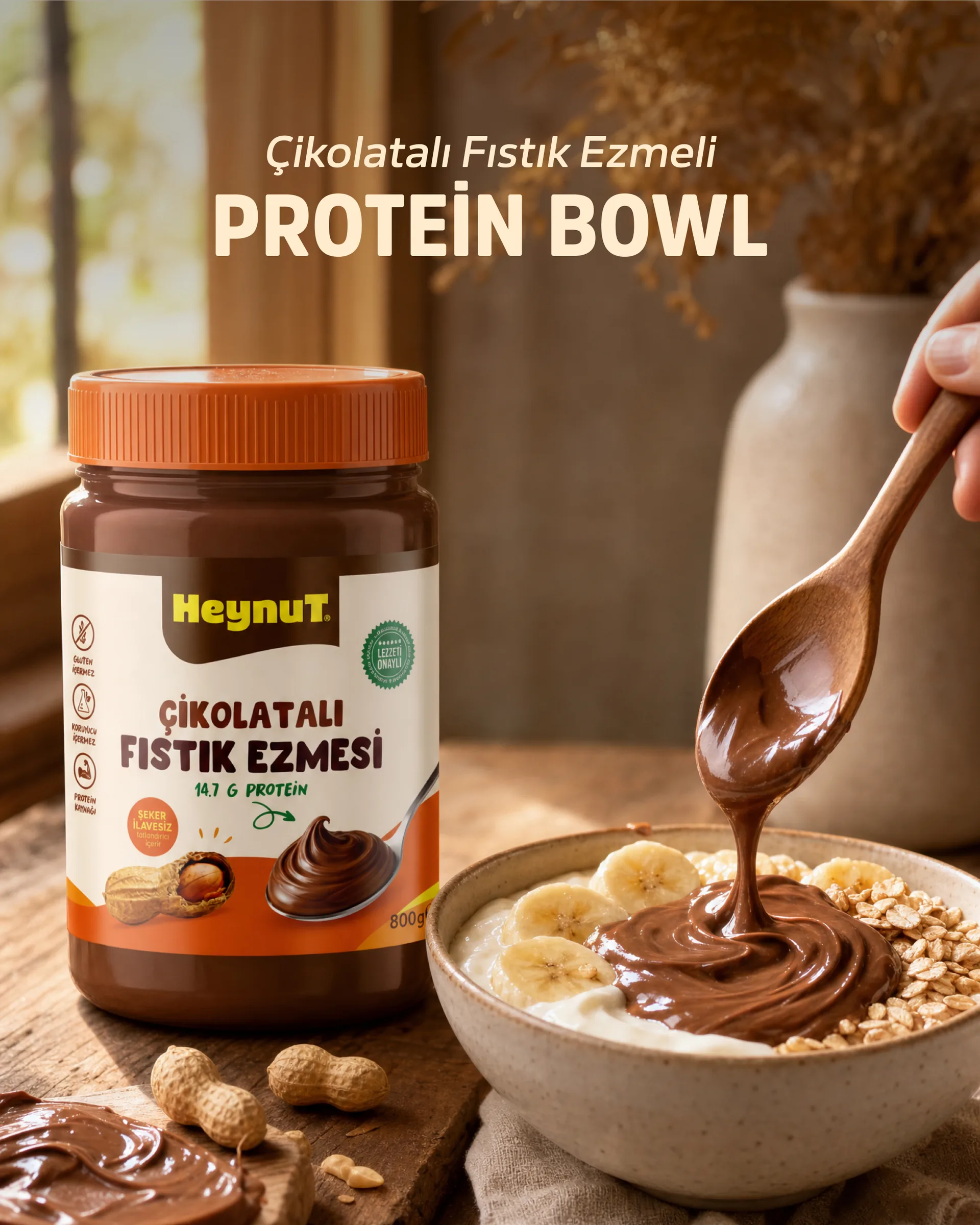 Heynut tarif gönderisi: “Çikolatalı fıstık ezmeli protein bowl”, yulaflı ve muzlu kaseye dökülen çikolatalı ezme